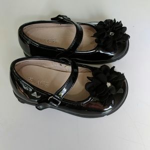 Girls size 7 dress shoes with black flower